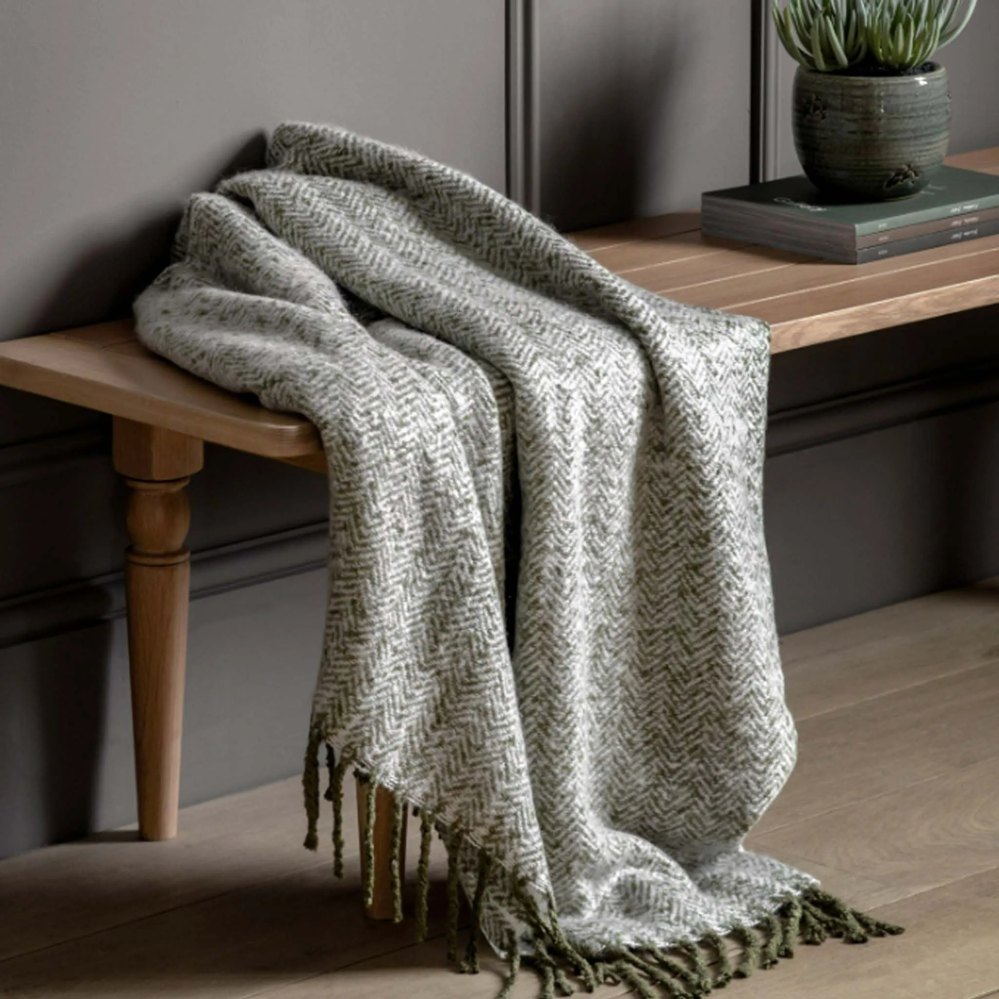 Aria Throw
