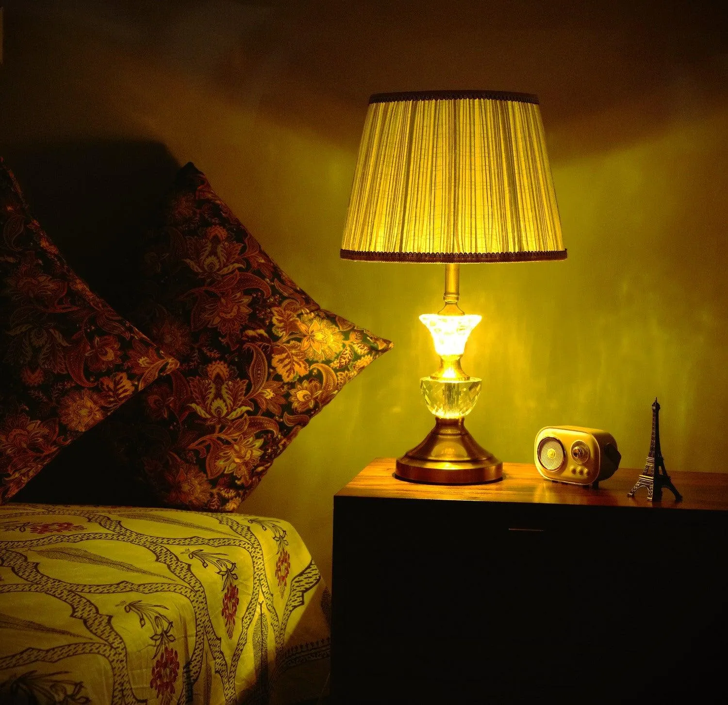 Golden Elegance Vase Shaped Table Lamp – Modern Classic Design