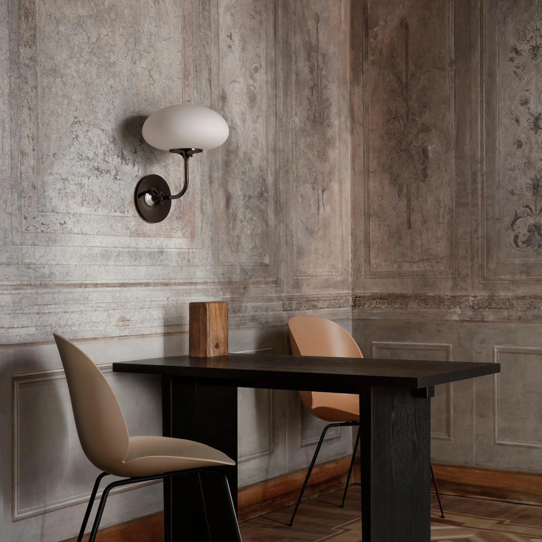 GUBI Stemlite Wall Light